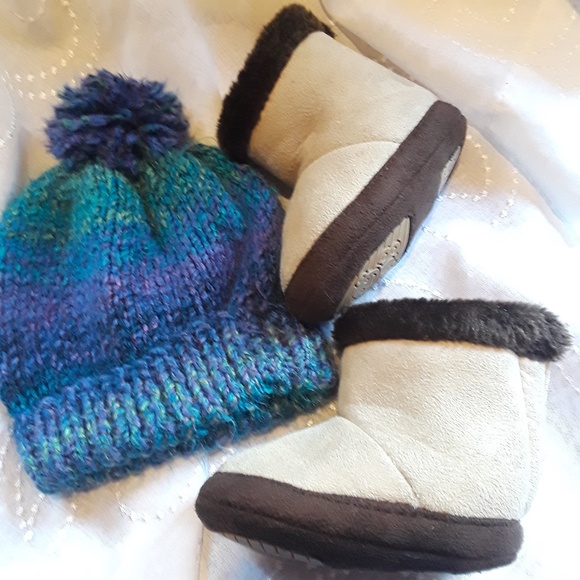 Tickle Toes Other - Tickle Toes booties & hat